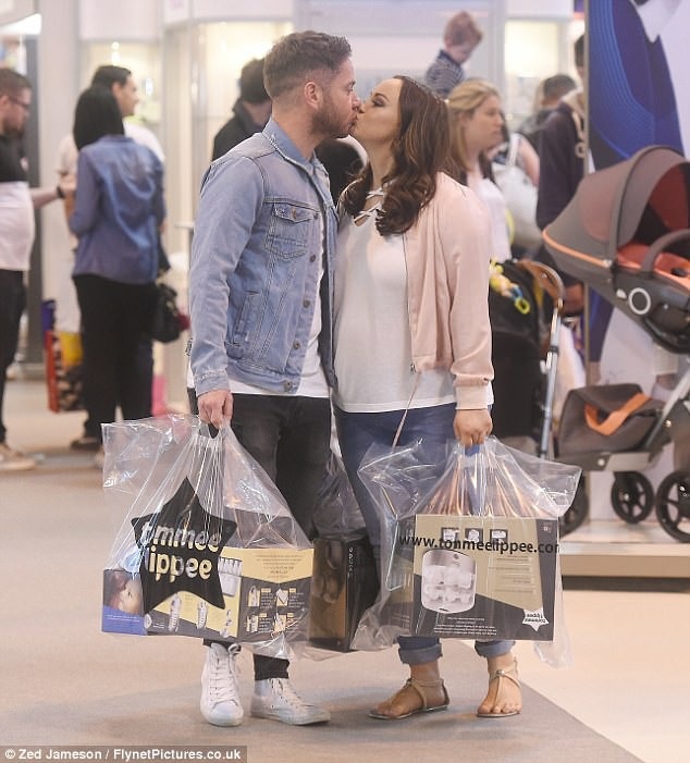 Chanelle Hayes bị bồ đá sau 2 tháng sinh con - 1
Người mẫu Chanelle Hayes xác nhận bạn trai Ryan Oates đã đá cô chỉ 2 tháng sau khi cô sinh cho anh này bé trai kháu khỉnh tên là Frankie