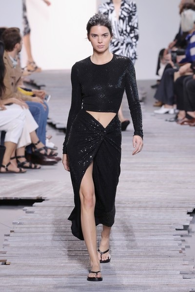 Em cô Kim là siêu mẫu kiếm nhiều tiền nhất thế giới - 8
Kendall Jenner chia sẻ, danh tiếng gia đình không giúp cô dễ dàng khi lấn sân sang nghề người mẫu mà thậm chí còn khiến cô gặp khó khăn khi nhiều người nhìn cô bằng ánh mắt không tin tưởng và coi cô chỉ là một ngôi sao truyền hình thực tế chứ không có tài năng thực sự