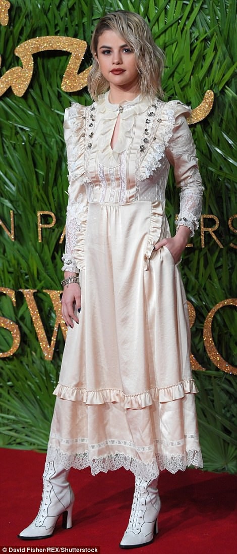 
Selena Gomez bất ngờ mặc xấu
