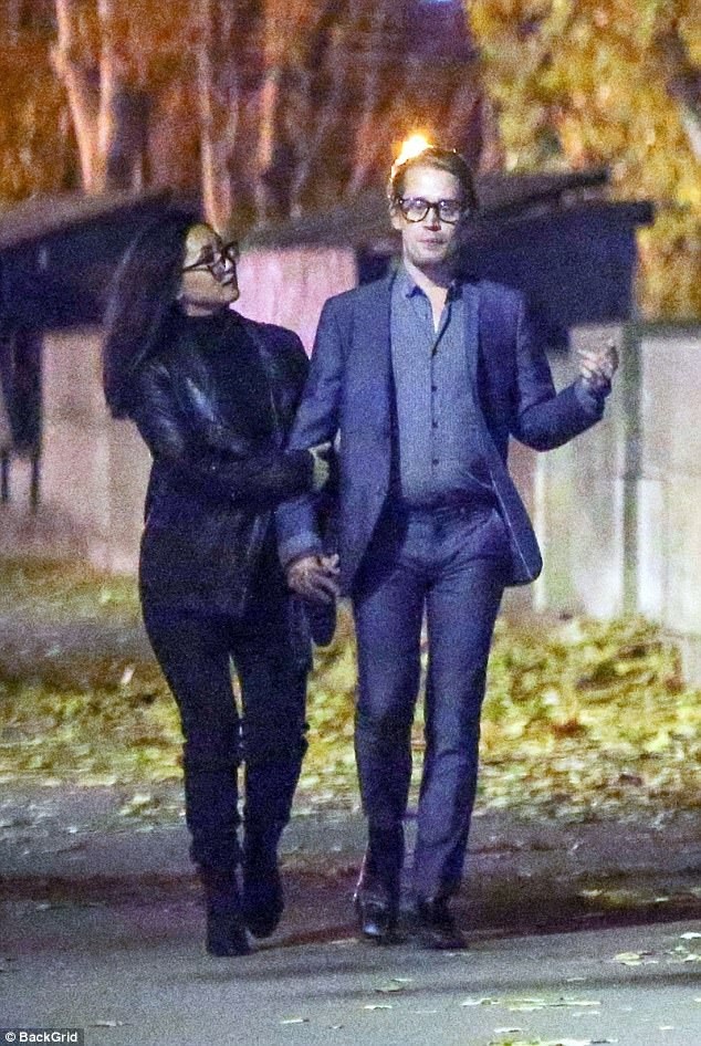 Sao phim Ở nhà một mình thay đổi đáng kinh ngạc - 1
Macaulay Culkin bảnh bao và khỏe mạnh đưa bạn gái Brenda Song đi ăn tối tại nhà hàng nổi tiếng ở Paris ngày 4/12 vừa qua