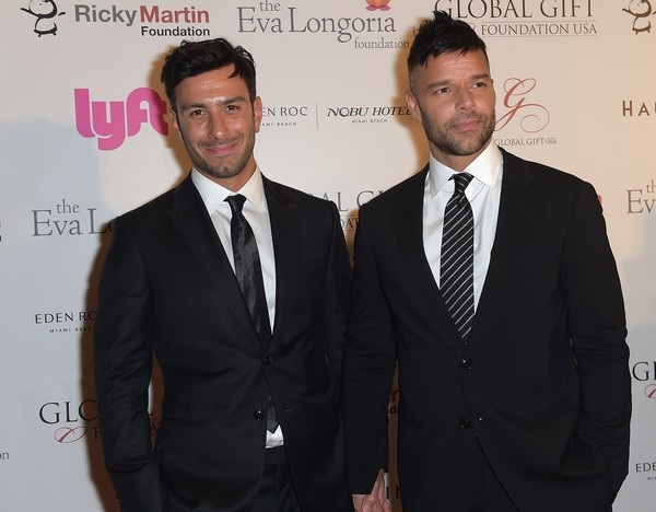 Ricky Martin hạnh phúc sánh đôi bạn trai - 1
Nam ca sỹ nổi tiếng người Puerto Rico Ricky Martin hạnh phúc sánh đôi bạn trai Jwan Yosef dự sự kiện từ thiện tổ chức tại Miami, Florida, Mỹ ngày 8/12 vừa qua
