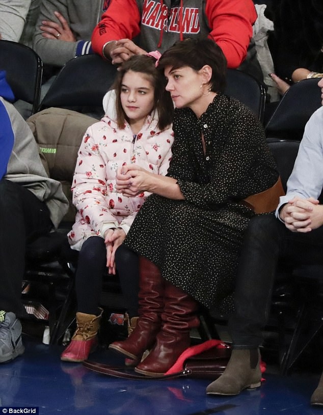Katie Holmes đưa con gái đi xem bóng rổ - 1
Katie Holmes và con gái Suri Cruise, 11 tuổi đi xem 1 trận đấu bóng rổ ở New York ngày 17/12 vừa qua