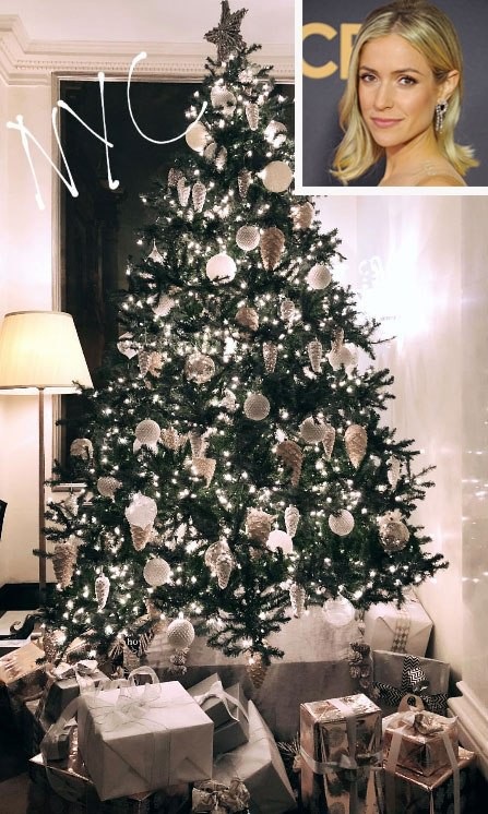 Sao trang hoàng cây thông Noel ra sao - 1
Kristin Cavallari và cây thông mang phong cách trang nhã, sang trọng. Người đẹp 3 con đón Giáng sinh tại New York năm nay.