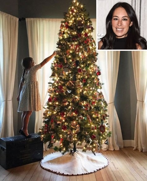 Sao trang hoàng cây thông Noel ra sao - 14
Joanna Gaines chia sẻ hình ảnh con gái yêu bên cây thông Noel