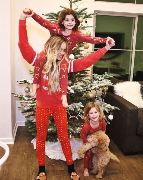 Sao trang hoàng cây thông Noel ra sao - 17
Amanda Stanton và các con bên cây thông xinh xắn trong nhà