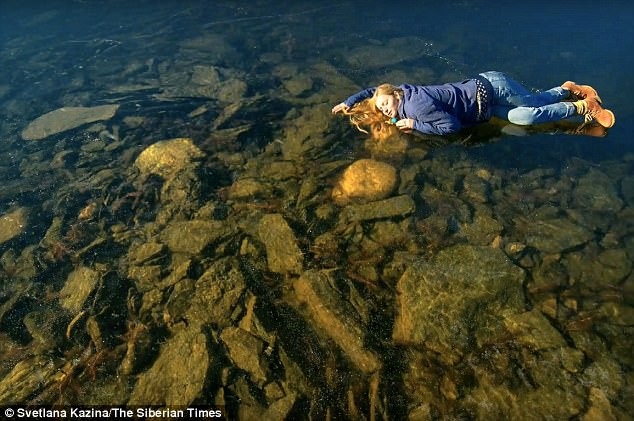 Nhiếp ảnh gia nằm trên mặt băng, lắng nghe âm thanh kỳ lạ phát ra từ bên dưới