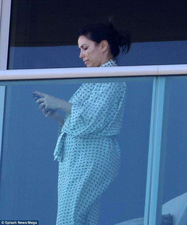 Eva Longoria lần đầu lộ bụng bầu - 1
Ngôi sao phim Những bà nội trợ kiểu Mỹ Eva Longoria lộ bụng bầu trên ban công khách sạn ở Miami, Florida, Mỹ ngày 22/12 vừa qua