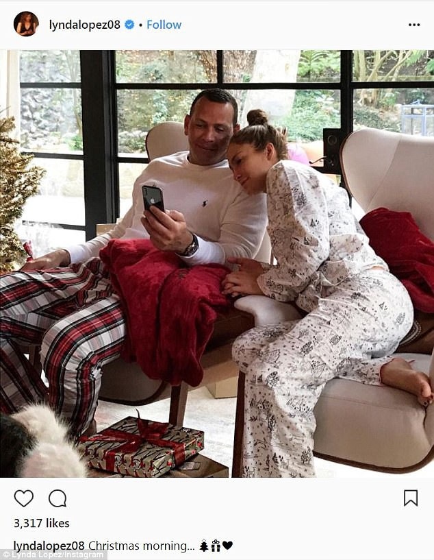 Jennifer Lopez đón giáng sinh ấm áp bên bạn trai - 3
Họ đã chia sẻ bức ảnh tình cảm và ngọt ngào trong ngày Giáng sinh với người hâm mộ