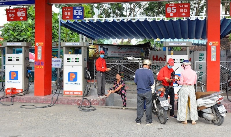 Chấm dứt dùng xăng RON 92 nhưng người dân vẫn "dè dặt" với xăng E5 - 1 Nhiều cây xăng ở TPHCM đã không còn bán xăng Ron 92