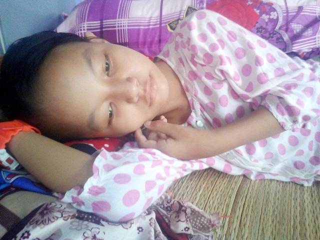 Căn bệnh hành hạ khiến em lúc khỏe, lúc yếu, cuộc sống vì thế không còn niềm vui như bao đứa trẻ khác.