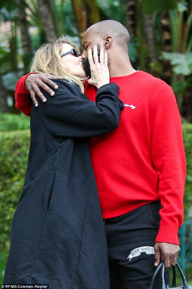 Diễn viên U50 hôn say đắm bạn trai kém 12 tuổi - 2
Người đẹp 50 tuổi và bạn trai 38 tuổi liên tục hôn nhau bất chấp ống kính của các tay săn ảnh