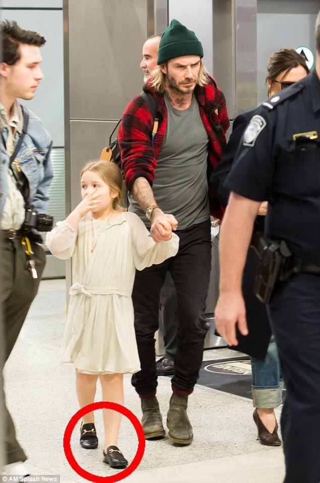 Gia đình Beckham đi đón năm mới tại Miami - 2
NTK nổi tiếng cùng chồng con đáp chuyến bay tới Miami đón năm mới.