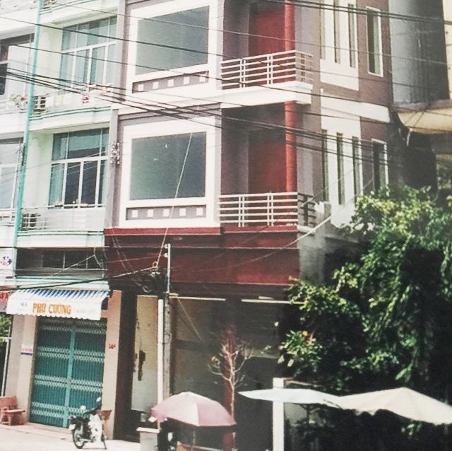 Cà Mau: "Bỏ quên” nhiều chi tiết quan trọng, Toà cấp sơ thẩm vẫn tuyên án! - 2 Vợ chồng ông Phong - bà Hiền cho rằng, chỉ thế chấp căn nhà 5 tầng và chỉ 1 căn, nhưng hồ sơ thể hiện 8 tầng, 2 căn liền kề là không đúng sự thật.