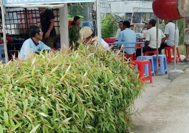 Người đàn ông tử vong sau khi rời phòng mạch tư - 1 Người nhà đang làm hậu sự cho ông Đ.
