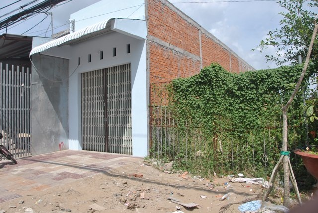 Dân xây dựng hàng rào, phường bắt xin phép: UBND tỉnh Cà Mau chỉ đạo xử lý dứt điểm! - 2 Khi ông Thành mới xây nhà (trái), ông Giang Văn Trọng đã đến UBND phường 1 trình báo việc ông Thành đập phá hàng rào và xây dựng lấn lên phần đất của ông, nhưng phường vẫn ngó lơ để căn nhà tiếp tục xây dựng đến hoàn thành. Trong khi đó, ông Trọng chỉ xây hàng rào bằng lưới B40 (phải) thì lại bị phường 1 làm khó ngăn không cho thi công.