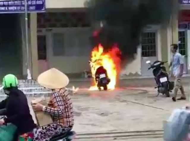 Vụ đốt xe tại trụ sở UBND thị trấn: Xử phạt, giáo dục trước dân - 1 Hình ảnh người đàn ông đốt xe trước sân trụ sở UBND thị trấn Sông Đốc.
