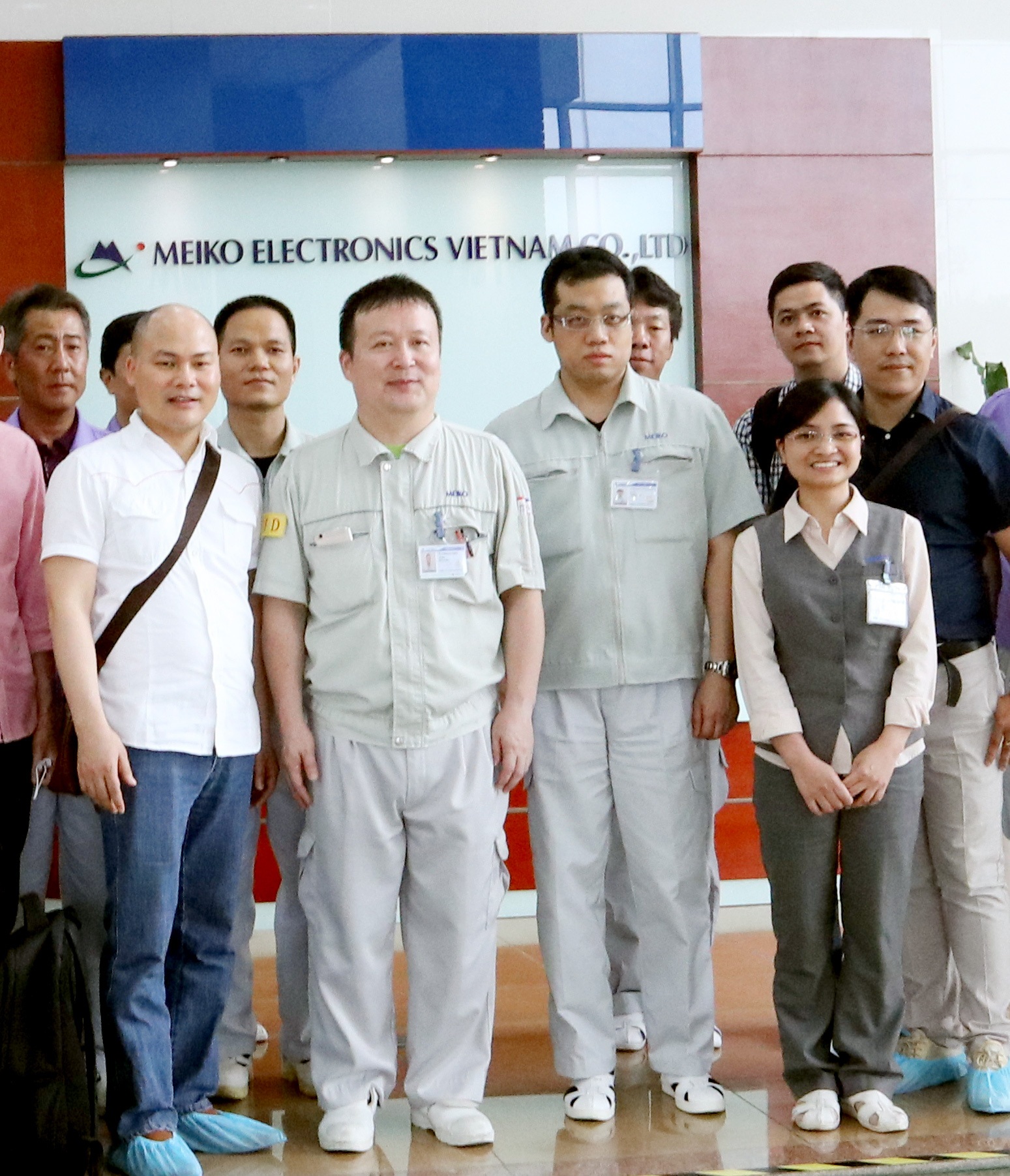 CEO Nguyễn Tử Quảng thị sát nhà máy, khẳng định Bphone 2 sản xuất tại Việt Nam - 1
CEO Nguyễn Tử Quảng (áo trắng, bìa trái) thị sát nhà máy MeiKo Electronics ở Khu công nghiệp Thạch Thất.