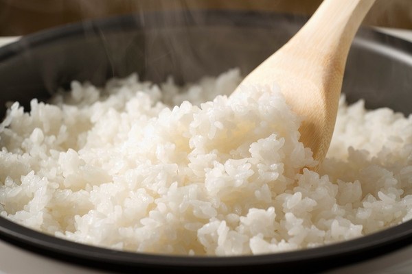 Những sai lầm tai hại khi nấu cơm bà nội trợ nào cũng mắc - 5 Nên để cơm chuyển sang chế độ hâm nóng từ 5 - 10 phút mới mở vung. (Ảnh minh họa)