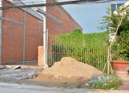 Vụ dân xây hàng rào, phường bắt xin phép: Sở Tư pháp tỉnh Cà Mau đề nghị báo cáo - 1 Hiện trạng hàng rào của gia đình ông Giang Văn Trọng.