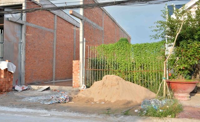 Vụ dân xây dựng hàng rào, phường bắt xin phép: UBND TP Cà Mau báo cáo gì? - 1 Hiện trạng căn nhà của ông Thành khi ông Trọng vừa trình báo cơ quan chức năng.