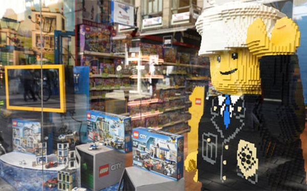 Doanh thu sụt giảm, Lego sa thải hàng nghìn nhân viên - 1
Một cửa hiệu của Lego ở Copenhagen, Đan Mạch - Ảnh: Reuters.