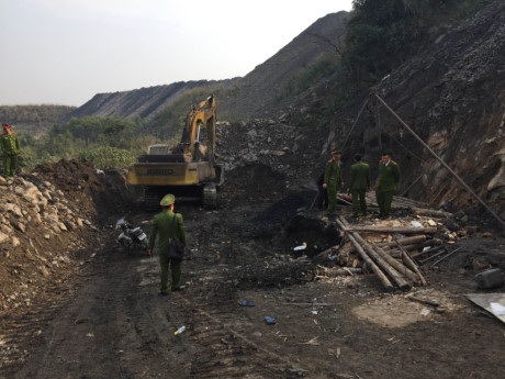 Đánh sập một lò than “thổ phỉ” - 1 Lò than thổ phỉ vừa bị Công an TP Cẩm Phả đánh sập (ảnh Công an cung cấp)