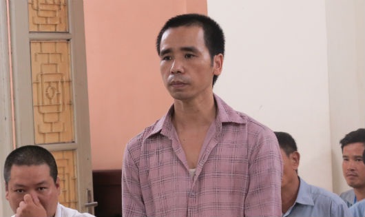Chủ nhà bị người thuê “áp” khoản nợ gần 5 tỷ đồng - 1
Bị cáo Hùng tại tòa