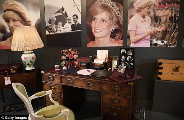
Lần đầu tiên, du khách sẽ được tham quan căn phòng riêng tư nơi Công nương Diana từng làm việc tại điện Kensington từ khi bà chính thức gia nhập Hoàng gia Anh cho đến khi qua đời vào năm 1997. Tại cung điện Buckingham, căn phòng nhỏ phục dựng lại những ký ức về bà sẽ mở cửa cho khách thăm quan từ ngày 22/7. (Ảnh: Getty)
