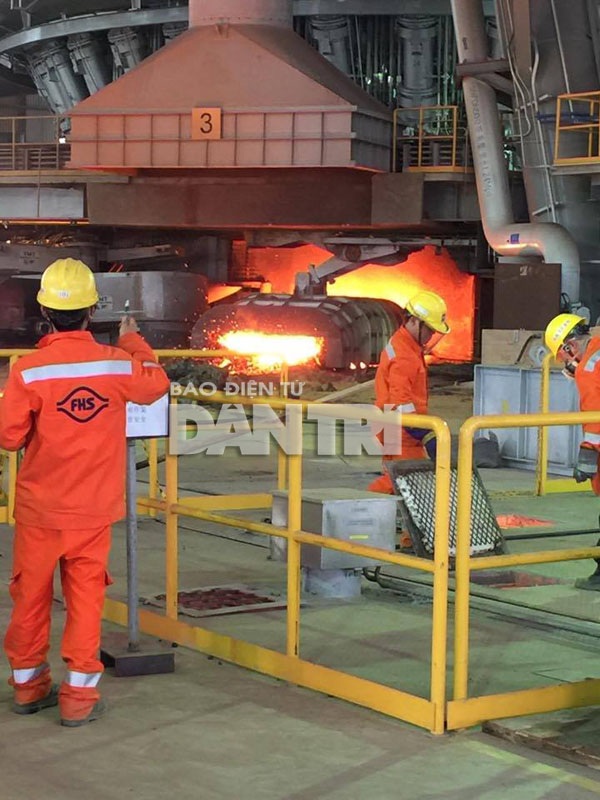 Đoàn công tác tỉnh Hà Tĩnh thị sát hiện trường vụ nổ tại Formosa - 6 
Sáng nay Formosa vẫn cho xuất nhiều mẻ gang.