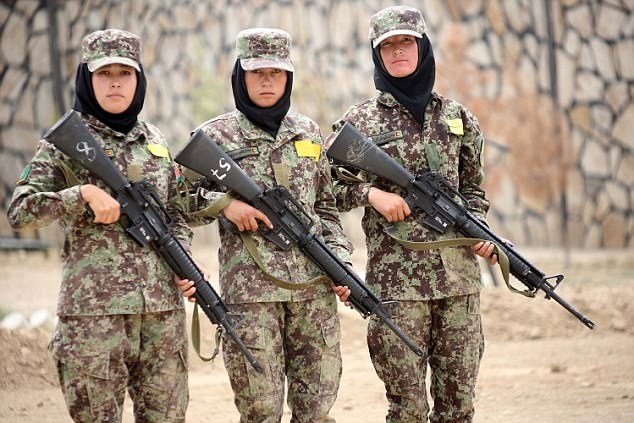 
Đội quân bóng hồng đặc biệt bao gồm những người có chồng, con trai, người thân trong gia đình là nạn nhân của những tên khủng bố Taliban và IS. Những phụ nữ này đang luyện tập dưới sự hướng dẫn của quân đội Anh tại Học viện Quân sự Quốc gia Afghanistan ở ngoại ô Kabul với mục tiêu tiêu diệt khủng bố và bảo vệ đất nước.
