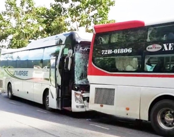 Có hay không chuyện xe khách “dìu nhau” để tránh tai nạn thảm khốc? - 1
Hình ảnh 2 chiếc xe va chạm. Sau đó có thông tin chiếc xe phía trước đã dìu xe phía sau xuống đèo để tránh tai nạn thảm khốc.