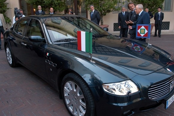 Quattroporte - Dòng xe đẳng cấp nguyên thủ - 1
Tổng thống thứ 10 của Ý - Carlo Azeglio Ciampi bên chiếc Quattroporte