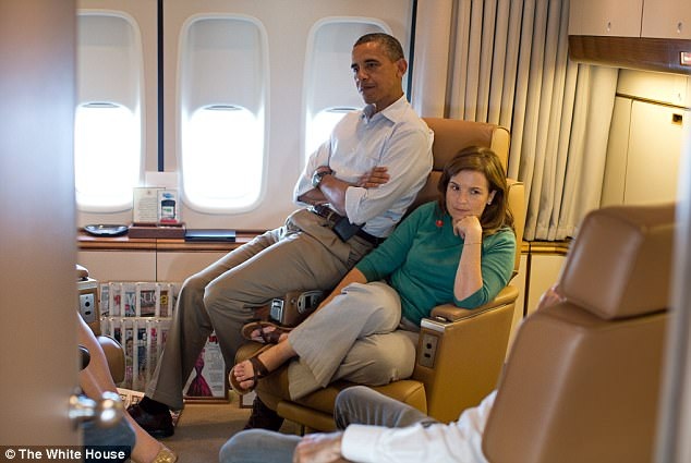 Cựu trợ lý kể chuyện được ông Obama "làm mối" - 1
Chia sẻ với The Times, bà Alyssa Mastromonaco, cựu phó chánh văn phòng Nhà Trắng kể về câu chuyện mình đã bị ông Obama “dọa” khi ông phát hiện ra nhân viên của Thượng nghị sĩ Tom Harkin đang chú ý đến bà. Trong cuốn sách bà Mastromonaco viết mang tên “Who Thought This Was a Good Idea” về thời gian làm việc với ông Obama, bà kể lại rằng cựu tổng thống có lần nói: “Nhìn kìa, anh ấy hoàn toàn thích cô đó. Nếu cô không gửi thư điện tử cho anh ta, tôi sẽ gửi đó”. (Ảnh: Nhà Trắng)