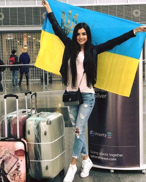 Các mỹ nhân Miss Grand International 2017 rộn ràng khoe ảnh chuẩn bị sang Việt Nam - 1
Hoa hậu Ukraine tạo dáng bên quốc kỳ và khá nhiều hành lý.