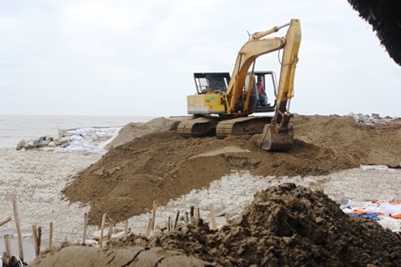 Công trình bờ kè ven biển để chống sạt lở