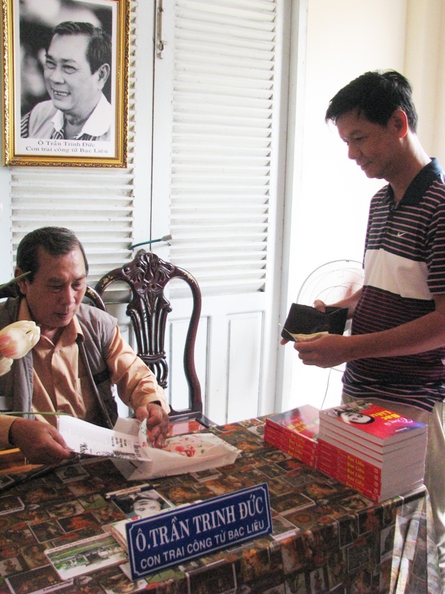 Chưa thăm nhà “Công tử Bạc Liêu” xem như chưa ghé Bạc Liêu - 8 Hàng ngày, con trai Công tử Bạc Liêu- ông Trần Trinh Đức ngồi trong ngôi nhà một thời là của gia đình ông, để bán sách và trò chuyện với những du khách muốn biết về một thời vang bóng của cha ông.