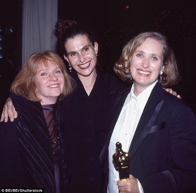 Oscar dùng nhầm ảnh nghệ sĩ còn đang sống để… tưởng niệm - 2 Bộ ba phụ nữ quyền lực trên phim trường “The Piano”. Ảnh: nhà sản xuất phim Jan Chapman - trái, chuyên gia thiết kế phục trang Janet Patterson - giữa, đạo diễn Jane Campion - phải.