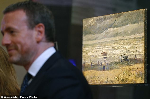 Tranh Van Gogh bị đánh cắp giá 100 triệu USD vừa trở về cố hương - 9 Hiện tại, hai bức tranh đã được đem trưng bày trở lại. Tiếp theo đây, người ta sẽ tính phương án phục chế.