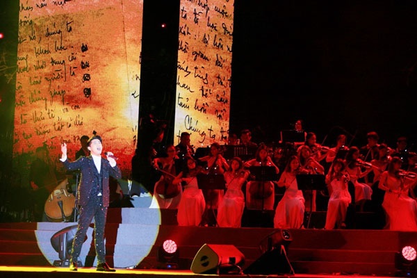 Thu Minh, Noo Phước Thịnh gây bất ngờ khi hát nhạc cách mạng - 3 Thu Minh, Noo Phước Thịnh gây bất ngờ khi hát nhạc cách mạng - 3