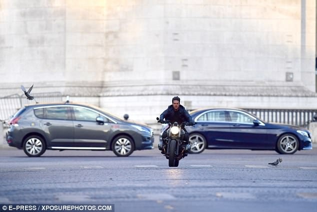Tom Cruise tỏ ra hoàn toàn bình tĩnh khi xử lý những pha hành động nguy hiểm tự anh thực hiện.