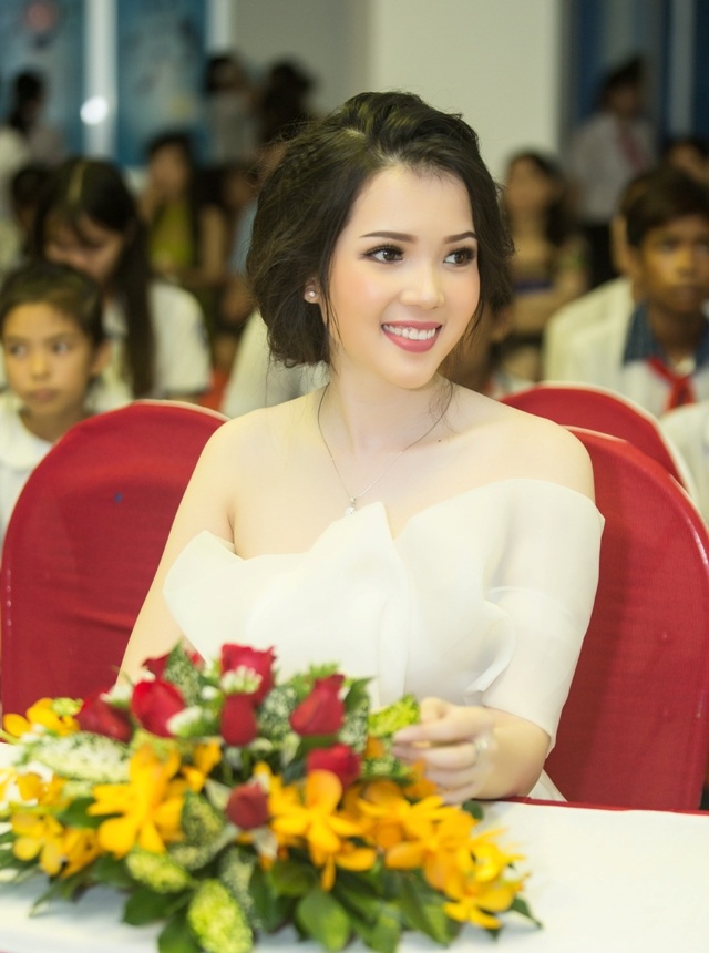 Hoa khôi Huỳnh Thúy Vi đẹp rạng rỡ với đầm xòe trắng - 8 Hoa khôi Huỳnh Thúy Vi đẹp rạng rỡ với đầm xòe trắng - 8