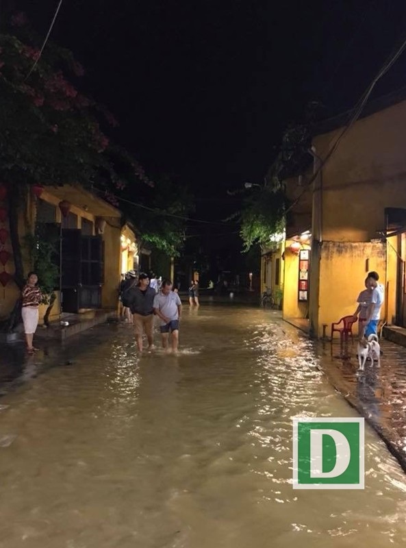 Phố cổ Hội An đối mặt với lũ lịch sử - 20 Nước lũ tiếp lan đến các đường Trần Phú, Nguyễn Thị Minh Khai