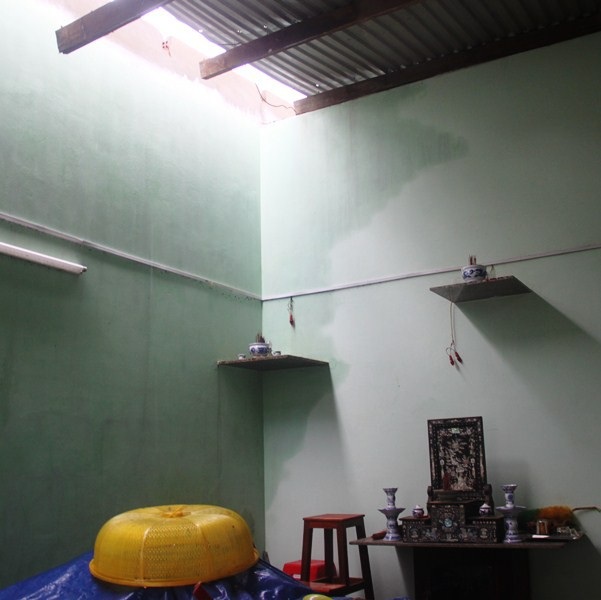 Bàn thờ phơi mưa, nắng sau sự cố