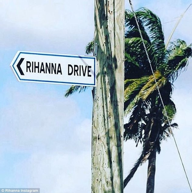 Rihanna đã chia sẻ bức ảnh chụp biển tên đường lên tài khoản mạng xã hội Instagram của mình.