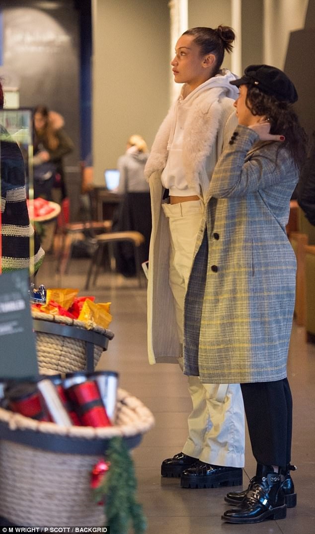 Bella Hadid lăng xê quần ống rộng - 8
The Weeknd mới chia tay Selena Gomez và bị thợ săn ảnh bắt gặp tới khu nhà của Bella ở New York sau đó ít lâu.