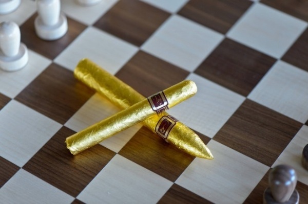 Có giá lên tới 200 USD/điếu, loại xì gà Daniel Marshall xứng đáng là sản phẩm dành cho các thương gia cao cấp. Những quả ngư lôi vàng được đánh bóng bằng tay điêu luyện để tạo nên bề mặt siêu mịn, sau đó được bao phủ tinh tế bằng 24 tấm vàng lá 24 Karat. Khi hút, điếu xì gà sẽ cháy với tốc độ chậm hơn nhiều so với các vật liệu khác, tạo cảm giác hưởng thụ viên mãn.