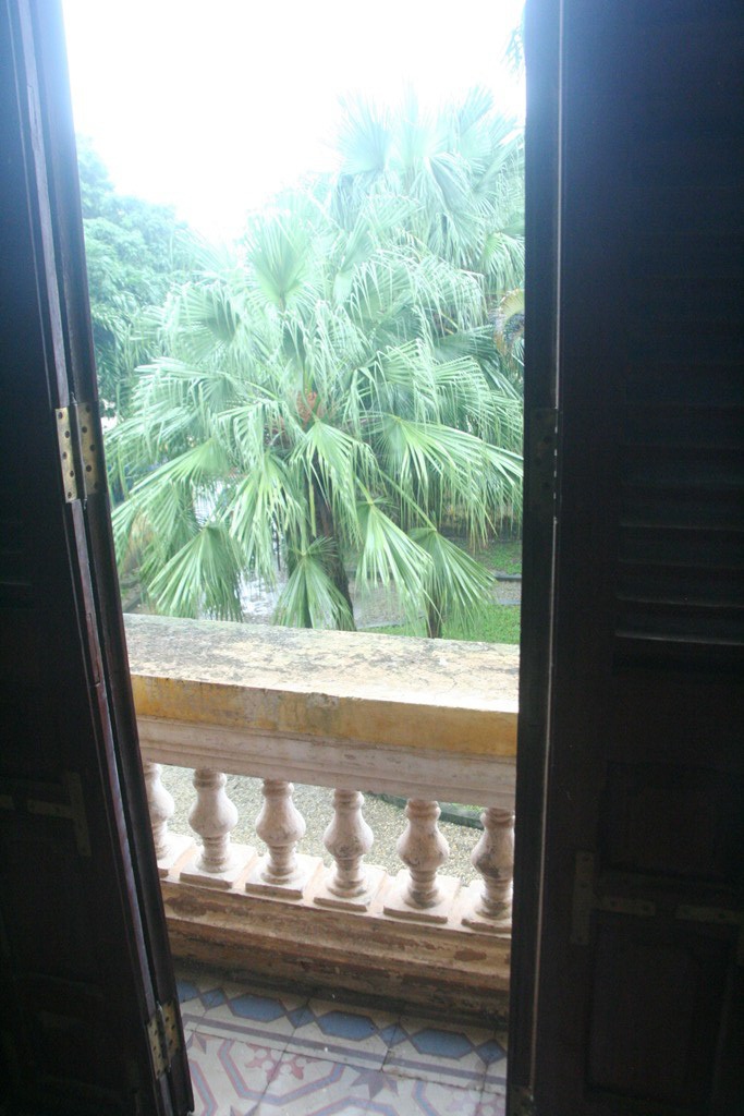 Cung An Định 100 năm tuổi và vẻ đẹp cổ kính Á - Âu đậm nét - 15 Những khung cửa nhìn ra bên ngoài