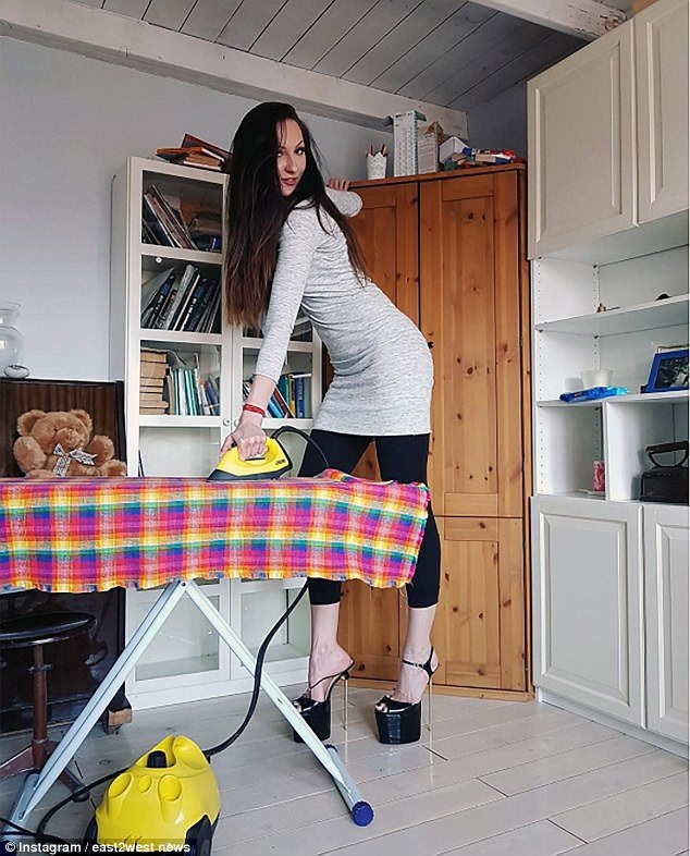 Người mẫu có đôi chân dài nhất thế giới “tấn công”… Hollywood - 15 Ekaterina không bao giờ có thể mua quần áo may sẵn, cô luôn phải đặt hàng với thợ may.