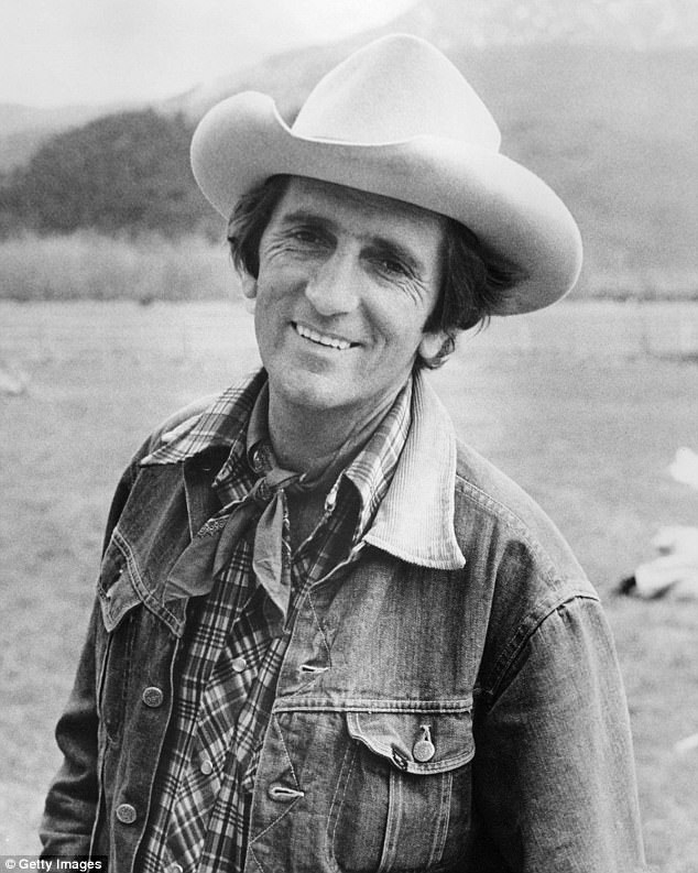 Nam diễn viên “Bố già” qua đời ở tuổi 91 - 2 Nam diễn viên Harry Dean Stanton bắt đầu theo đuổi sự nghiệp diễn xuất từ năm 1954 ở tuổi 28, nhưng ông lận đận trên con đường danh vọng mãi cho tới năm 58 tuổi mới có được vai diễn chính đầu đời và ngay lập tức gây được sự chú ý.