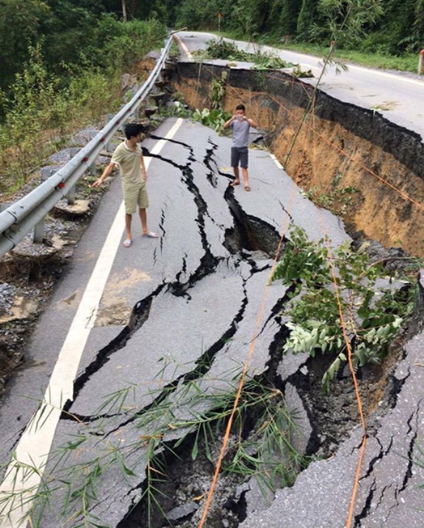 Cụ thể, đã xuất hiện 15 điểm sạt lở, trong đó có 9 điểm bên taluy âm và 6 điểm bên taluy dương. Tại taluy âm thuộc Km 57 trên Quốc lộ 217, qua địa bàn bản Na Lộc, xã Sơn Điện đã xuất hiện tình trạng mặt đường bị nứt toác, sụt lún với chiều dài vết lún khoảng 10m, rộng hơn 3m, sâu gần 2m.